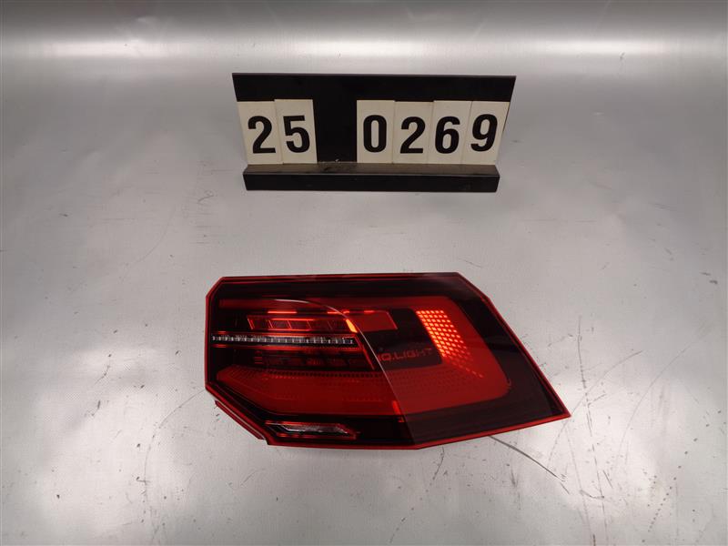pravé zadní světlo vw golf 8 5H0 945 208