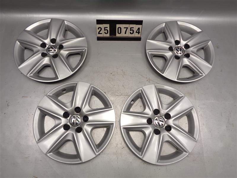 poklice kryty kol R16 VW Golf 5K0 601 147 A