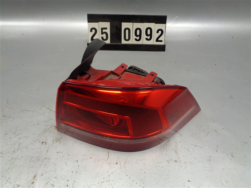 pravé zadní LED světlo VW Passat B7 sedan 3AE 945 096 F