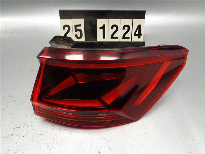pravé zadní světlo VW Touareg III 760 945 208 B