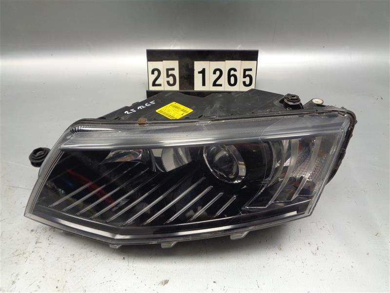 levý přední xenon Škoda Octavia III