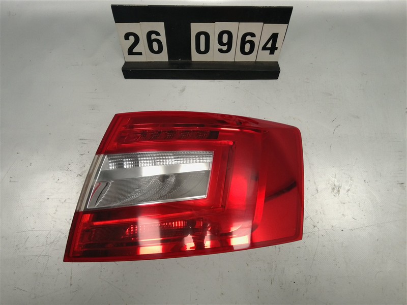 pravé zadní světlo Škoda Octavia III liftback sedan 5E5 945 112 B